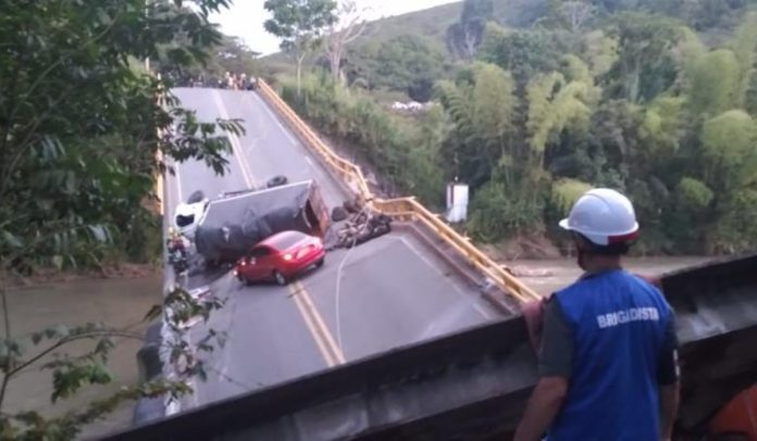 Caída del puente La Vieja, entre Valle del Cauca y Quindío