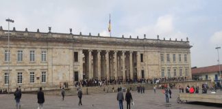 Fachada del Congreso de la República, donde se debaten reformas.