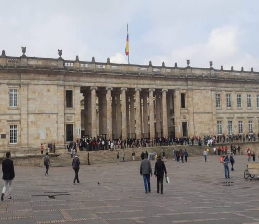 Fachada del Congreso de la República, donde se debaten reformas.