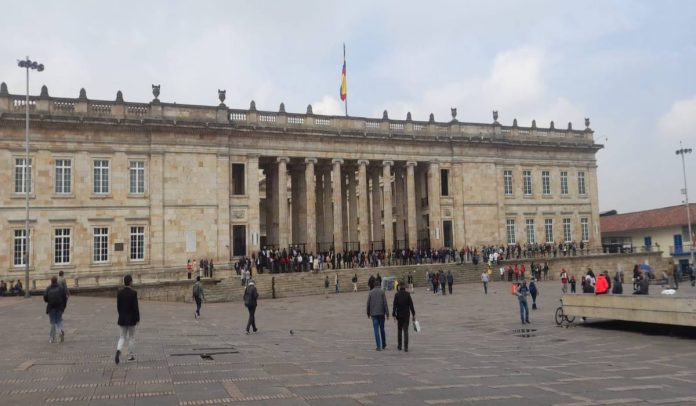 Fachada del Congreso de la República, donde se debaten reformas.