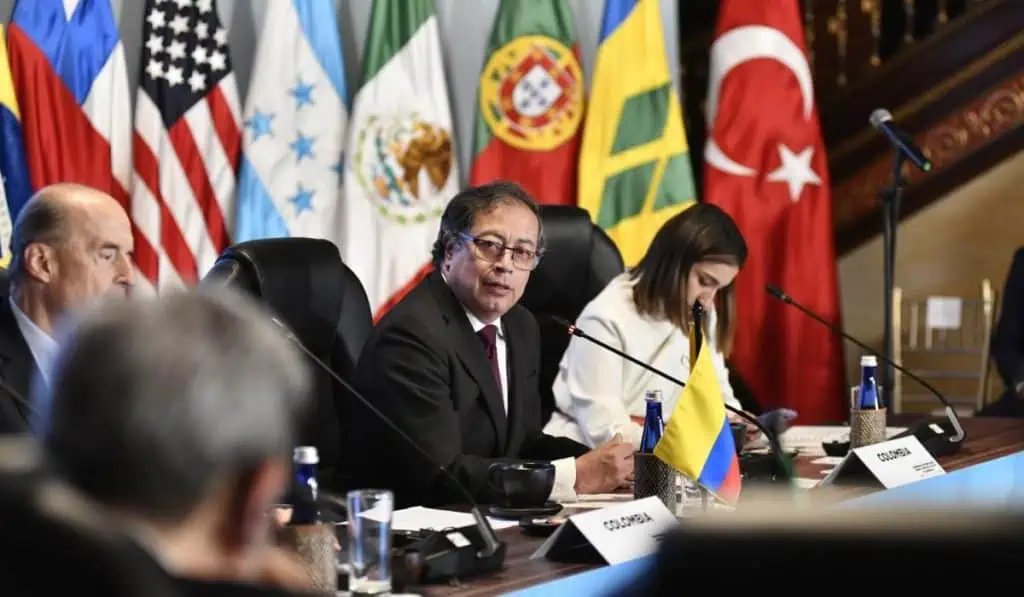 Petro pide que se levante bloqueo económico a Venezuela, pero también exige elecciones libres Cumbre Venezuela: Petro reiteró propuestas de cronograma electoral y de levantamiento de sanciones