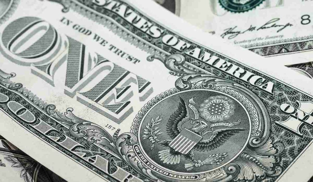 Dólar cierra cercano a los 4.400 pesos.
