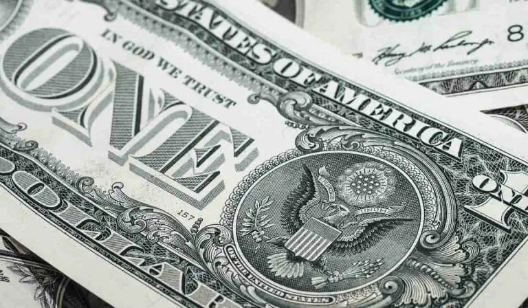 Dólar cierra cercano a los 4.400 pesos.