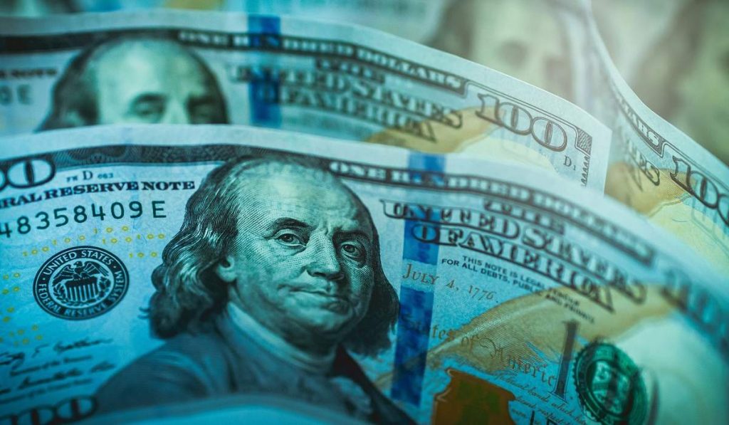 Dólar cierra semana santa a la baja