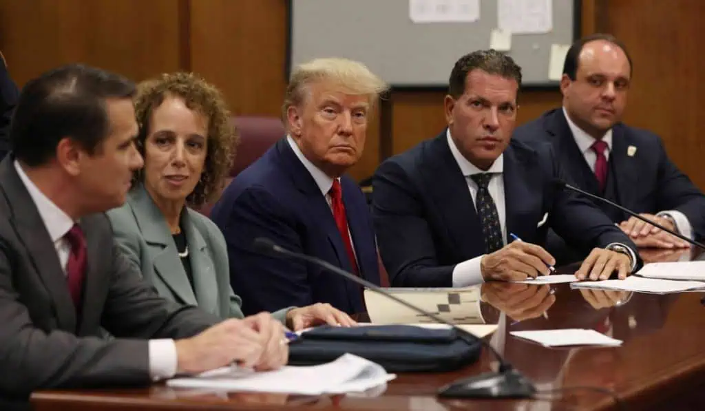 Donald Trump se entregó a la justicia y estuvo encarcelado por 20 minutos Donald Trump durante la audiencia donde se le leyeron los 34 cargos por los que se le acusa.
