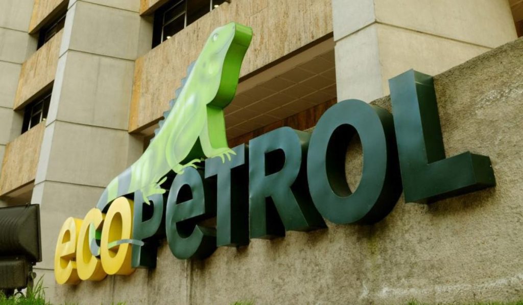 Logo de Ecopetrol al frente de su edificio principal en Bogotá