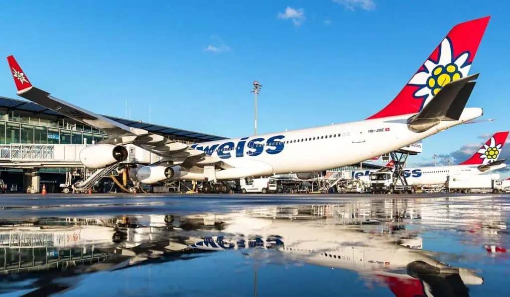 Petro confirma que Colombia tendrá vuelo directo con Suiza Aviónde Edelweiss Air parqueado en el aeropuerto de Zürich, Suiza