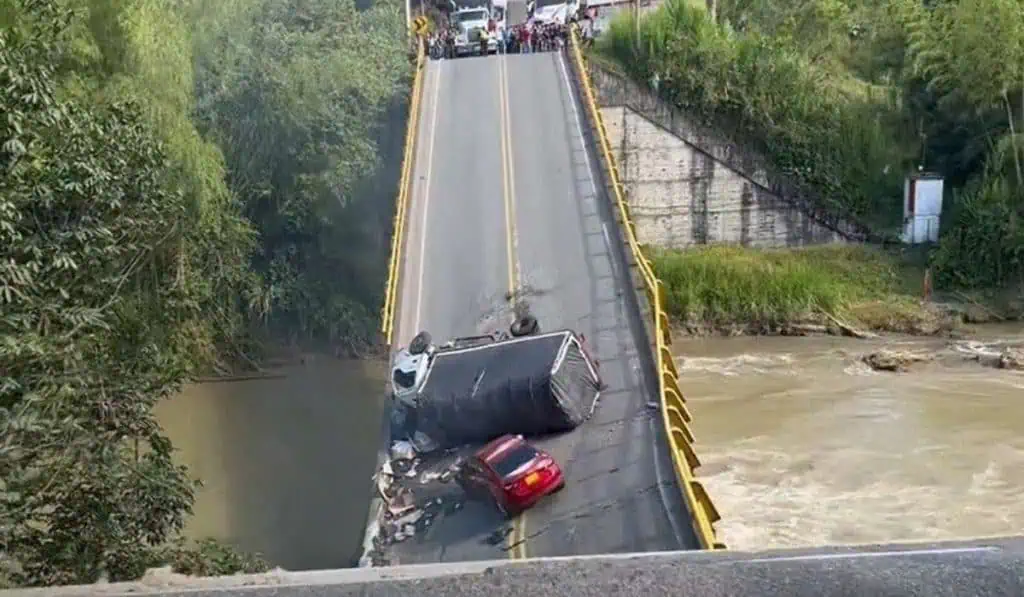 ¿Qué pasará con el puente sobre el río La Vieja, que se cayó hace un mes? Puente La Vieja en la vía entre Valle del Cauca