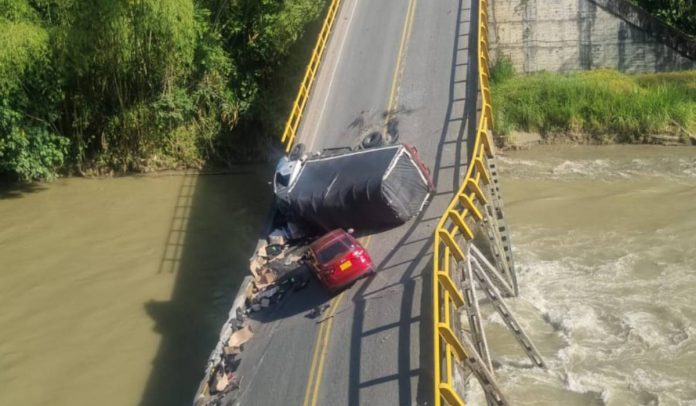 Puente que se cayó sobre el río La Vieja, entre el Valle del Cauca y Quindío