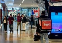 Trabajador de Rappi llega a recoger un pedido en un centro comercial de Bogotá