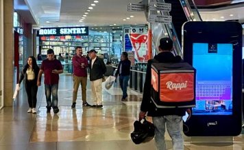 Trabajador de Rappi llega a recoger un pedido en un centro comercial de Bogotá