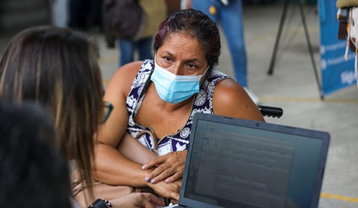 Mujer es atendida por Prosperidad Social para recibir un subsidio en Colombia