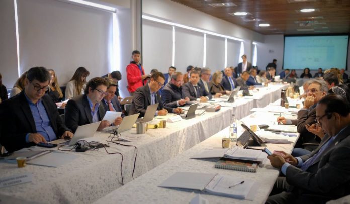 Foto de archivo de una reunión de congresistas sobre el Plan de Desarrollo de Gustavo Petro
