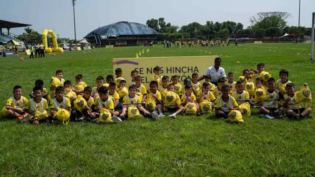 10.000 niños y jóvenes harán parte de los campamentos de fútbol de Bancolombia Se nos hincha el corazón