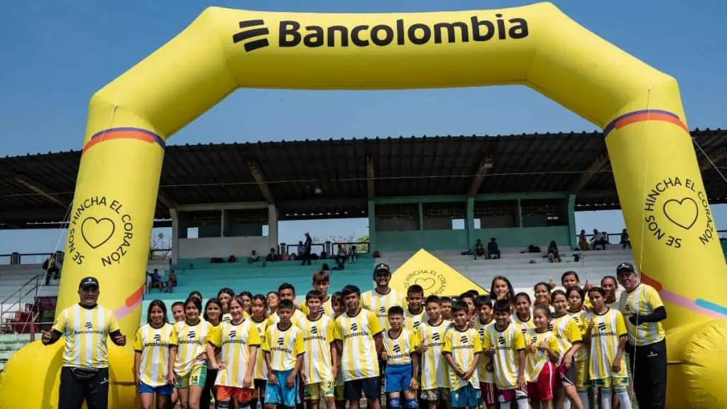 El proyecto de Bancolombia con el que Fabián Vargas y Abel Aguilar transforman vidas a través del fútbol Se nos hincha el corazón