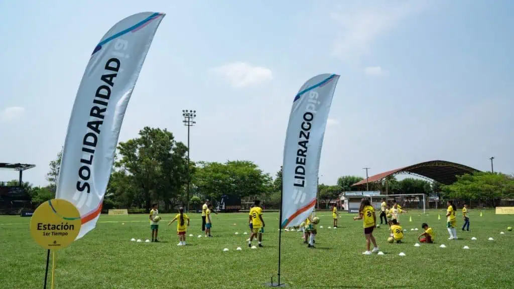 10.000 niños y jóvenes harán parte de los campamentos de fútbol de Bancolombia Se nos hincha el corazón