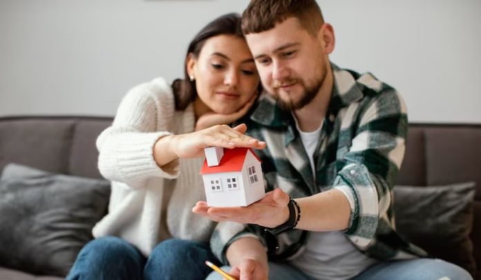 Imagen muestra a pareja joven comprando vivienda con Mi Casa Ya