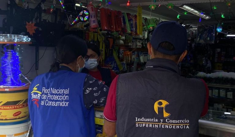 Funcionarios de la Superintendencia de Industria y Comercio (SIC) en una visita