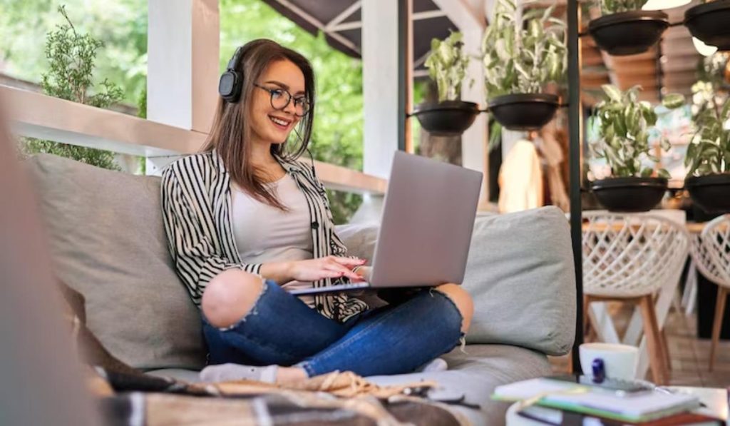 Se muestra a una mujer teletrabajando