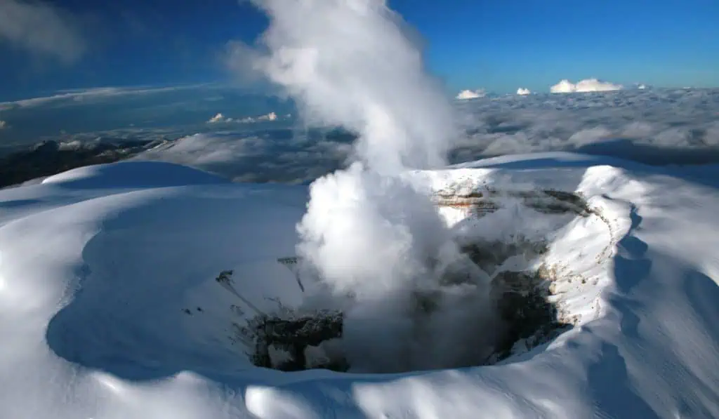 ¿Por qué hacen erupción los volcanes? Así está la situación en el Nevado del Ruiz Volcán Nevado del Ruiz representa un alto riesgo para comunidades cercanas.