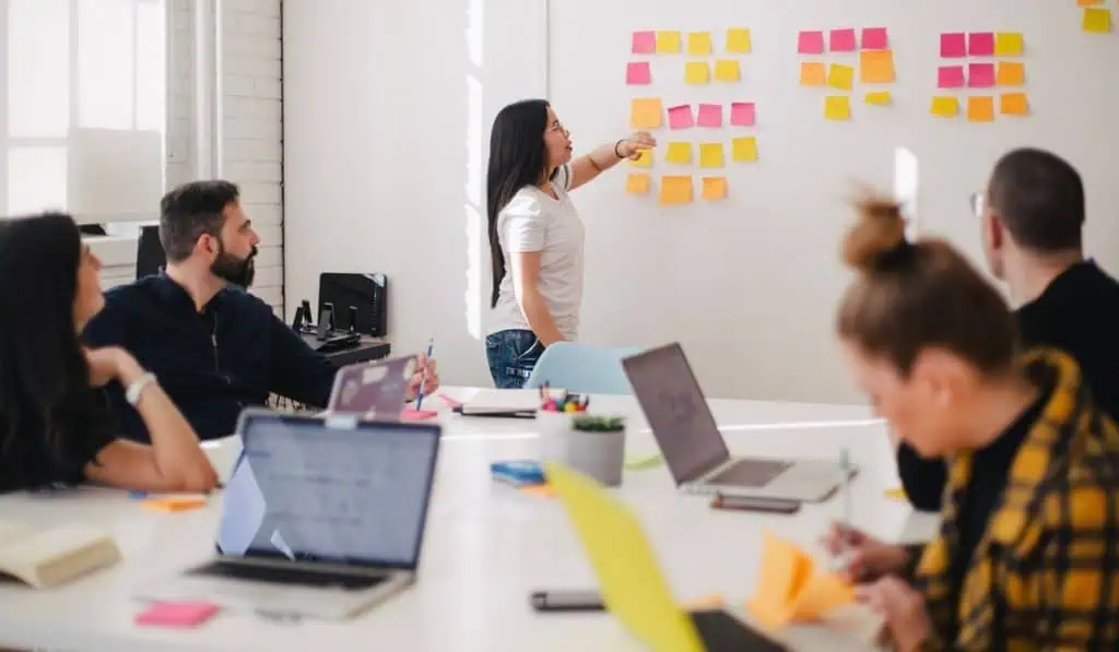 Emprendedor: ¿tiene estas cualidades para ser exitoso en 2023? El liderazgo hace que cada miembro del equipo laboral se anime a ser activo.