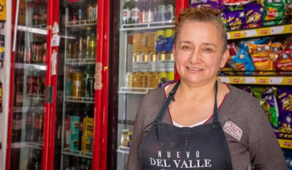 Wom y Bancamía se alían para apoyar el desarrollo de tenderos en Colombia tiendas de barrio en Colombia