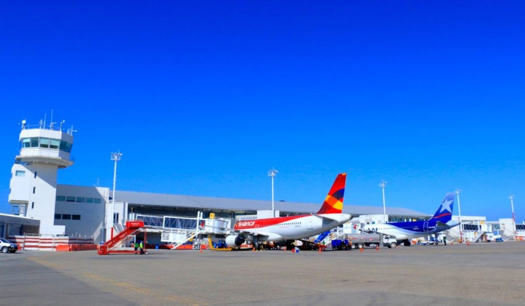 Imagen de aviones en un aeropuerto de Colombia
