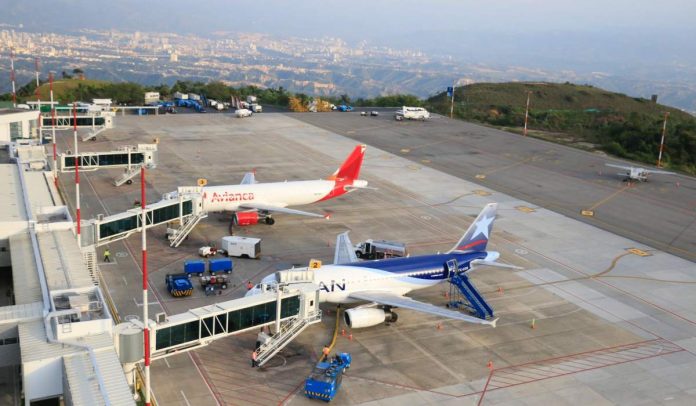 Imagen de aviones en un aeropuerto de Colombia