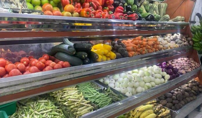 Verduras en un estante de un mercado de Bogotá