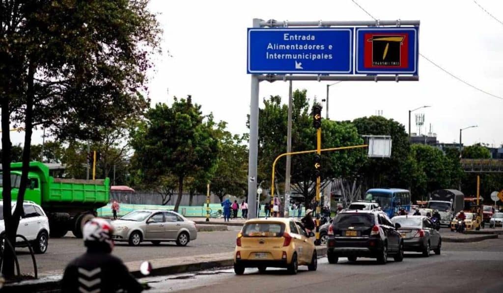 En la Calle 80 confluyen vehículos particulares, TransMilenio, buses intermunicipales y camiones de carga, que dificultan el tráfico en la zona. Foto: Secretaría de Movilidad de Bogotá