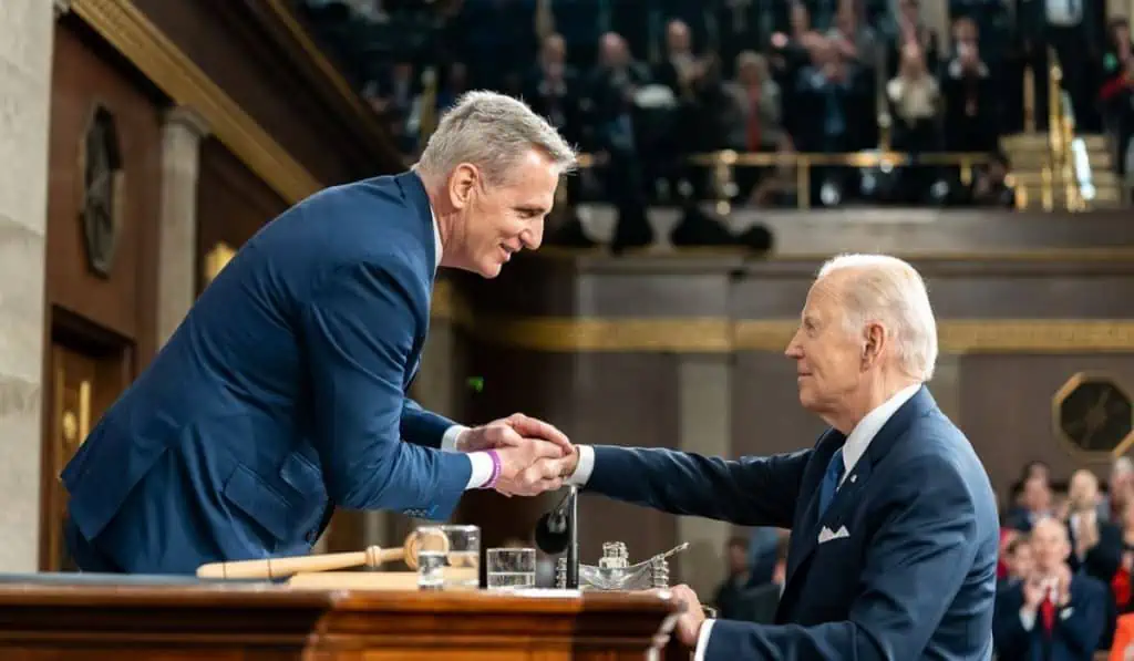 Cámara de Representantes aprueba proyecto de techo de deuda en Estados Unidos Joe Biden, presidente de Estados Unidos, con Kevin McCarthy, presidente de la Cámara de Representantes