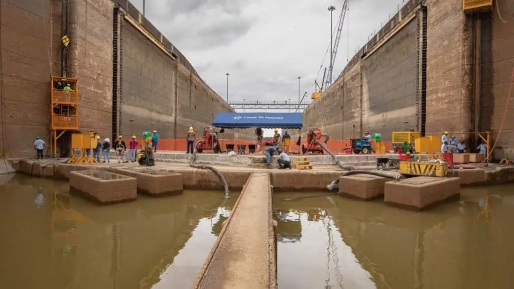 Buques que pasan por el Canal de Panamá deberán reducir carga: las razones Canal de Panamá, impacto de la sequía en el transporte de carga