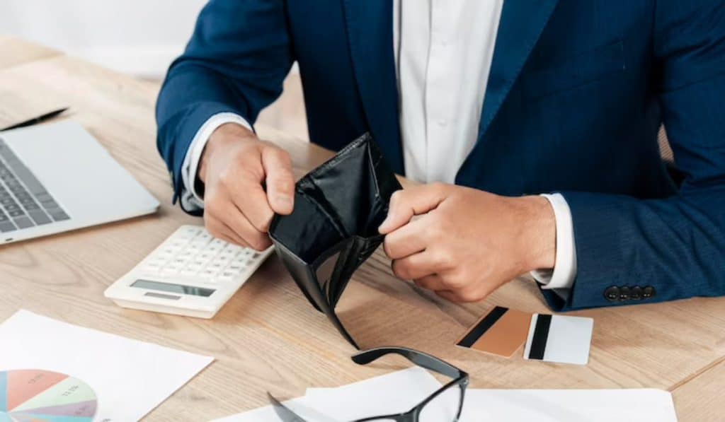 Hombre consulta si está en las Centrales de riesgo