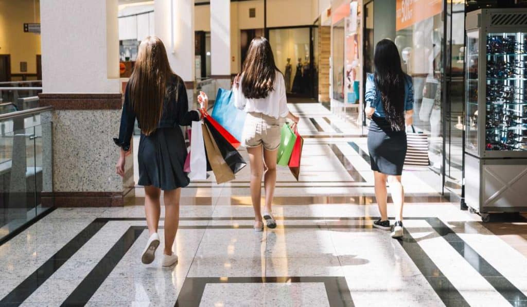 Foto de centro comercial, mujeres, día de la madre. Foto: Freepik. 