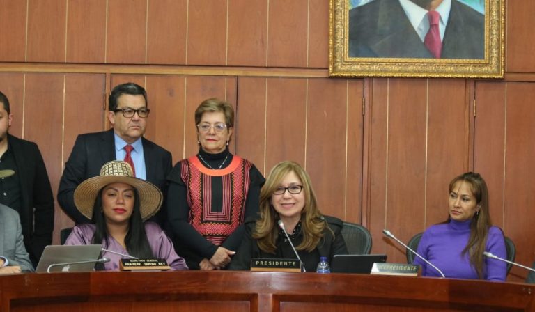 Congresistas de la Comisión Séptima de Senado y miembros del Gobierno radican la ponencia de la reforma pensional en el Congreso.