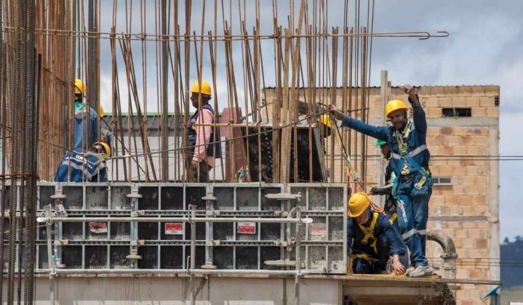 Obreros en una construccióLa reforma laboral golpearía fuertemente el empleo formal en Colombia, reiteró el Banco de la República. Foto: Alcaldía de Bogotán en Bogotá