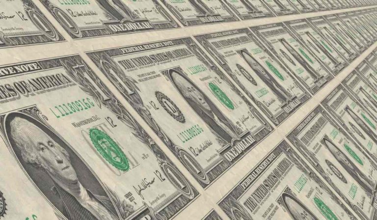 El dólar en Colombia siguió cayendo este viernes.