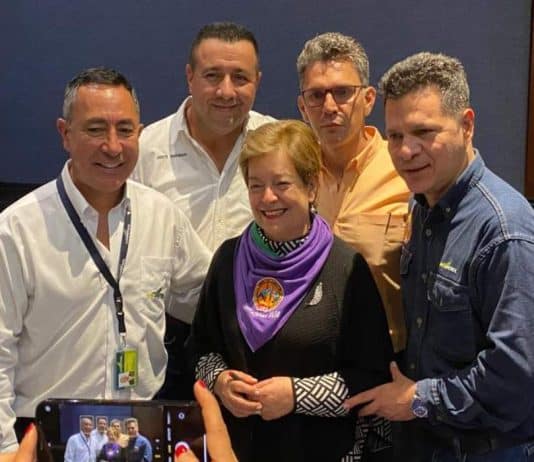 Presidente de Ecopetrol, Ricardo Roa; ministra de Trabajo, Gloria Ramírez y el presidente de la USO, César Loza, acompañados de dos dirigentes sindicales