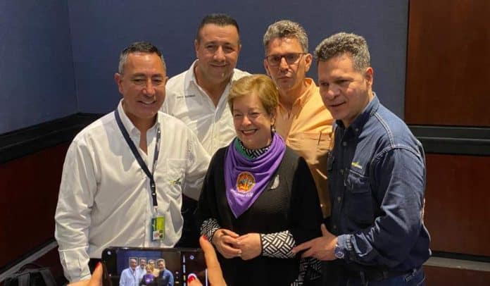 Presidente de Ecopetrol, Ricardo Roa; ministra de Trabajo, Gloria Ramírez y el presidente de la USO, César Loza, acompañados de dos dirigentes sindicales