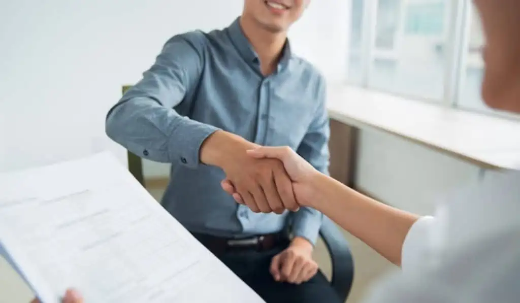 Empleo en Bogotá: así puede aplicar a más de 12 mil ofertas disponibles Dos emprendedores en Colombia cierran un acuerdo