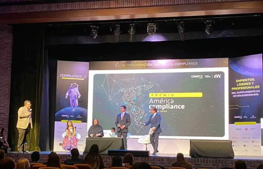 Gobernación de Antioquia lidera en transparencia: Ganador del Premio América Compliance 2023 Entrega del Premio América Compliance en Bogotá