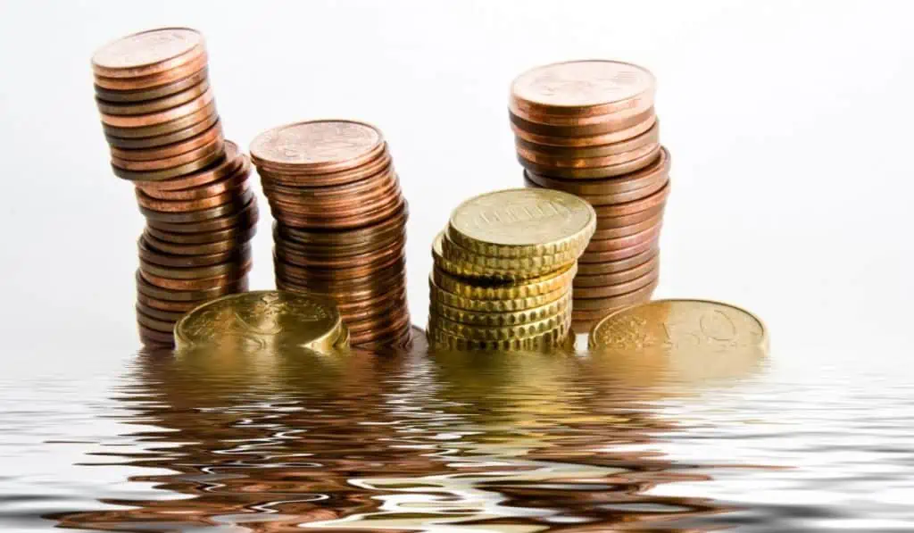 Exponencial Confirming se internacionaliza de la mano de nuevos socios Monedas de euros en fila