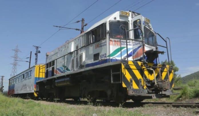 Ferrocarril recorre vía férrea en Colombia