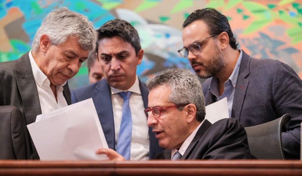 Miembros del gobierno Petro y el Congreso durante la discusión del Plan de Desarrollo