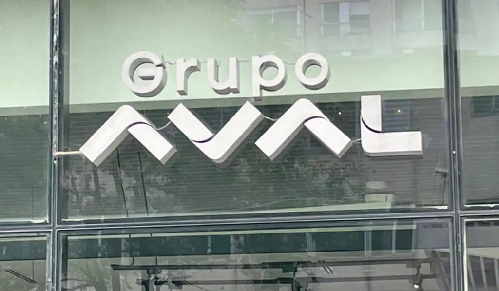 BRC (S&P Global): Caso en EE. UU. y acuerdo de pago no impactan de inmediato a Corficolombiana y Aval Logo del Grupo Aval en una oficina de Bogotá