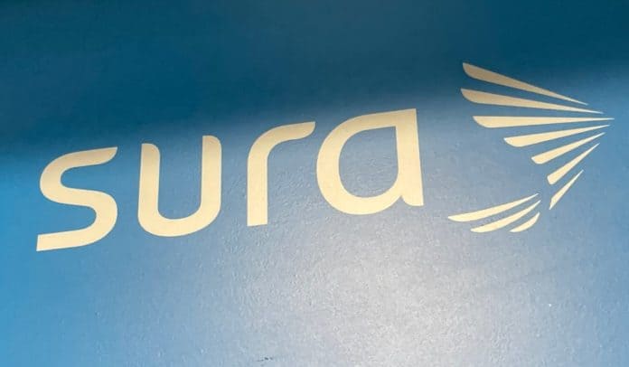 Logo del Grupo Sura en una oficina de Bogotá