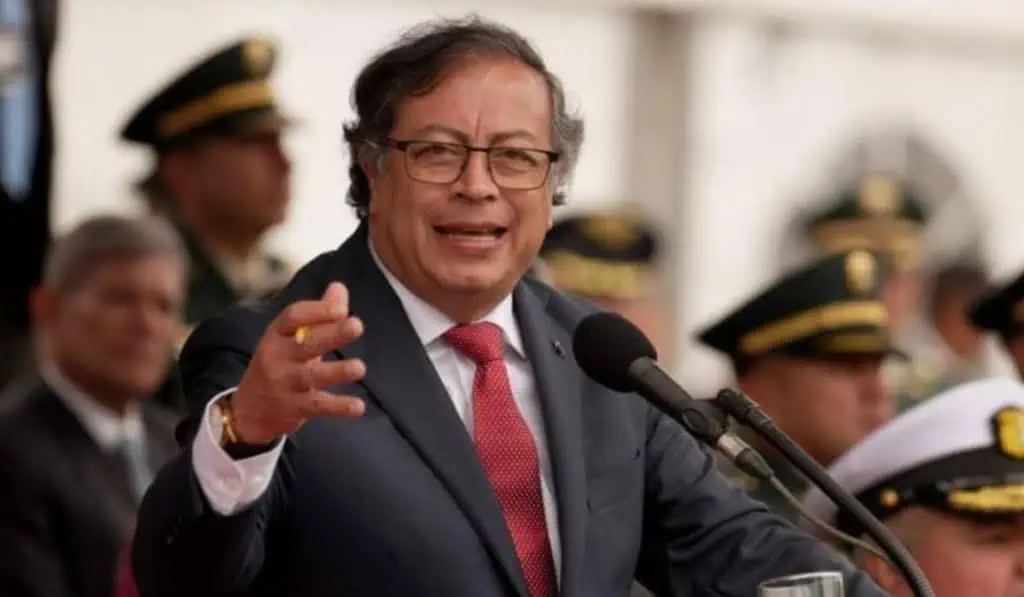 Gobierno de Colombia suspende de forma unilateral cese al fuego con disidencia de las Farc Gustavo Petro confirma reintegración de Colombia a la Unasur