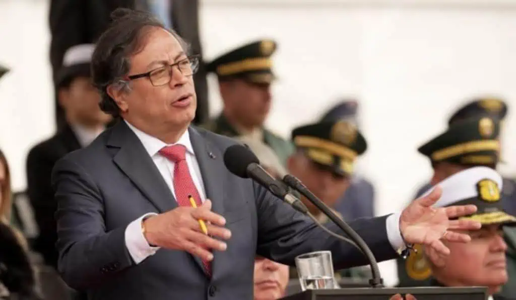 Qué busca la consulta popular contra reformas de Petro Gustavo Petro, presidente de Colombia, durante la conmemoración del septuagésimo segundo aniversario del comando general de las Fuerzas Militares