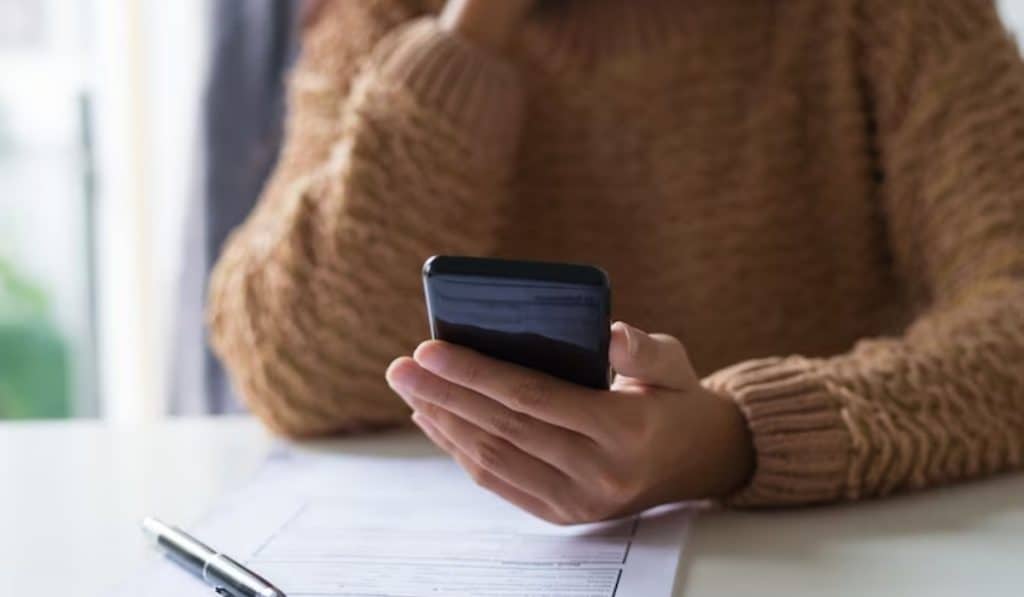 El ahorro voluntario se puede realizar desde la comidad del hogar u oficina. Foto: tomada de freepik.es – @