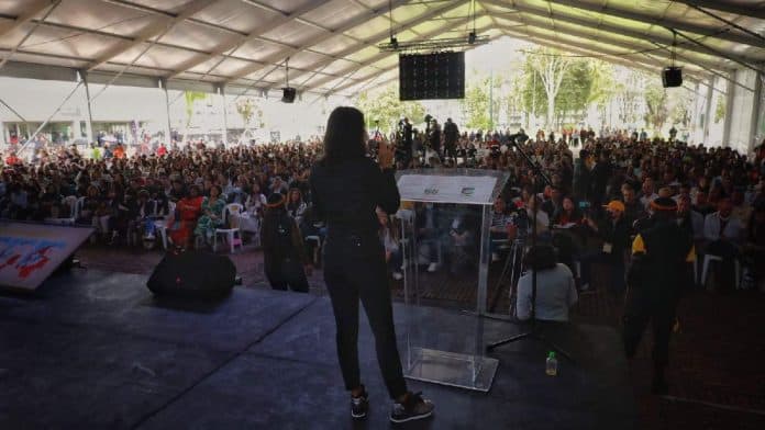 Críticas de Irene Vélez a la ley minera durante la Cumbre Minera en Bogotá